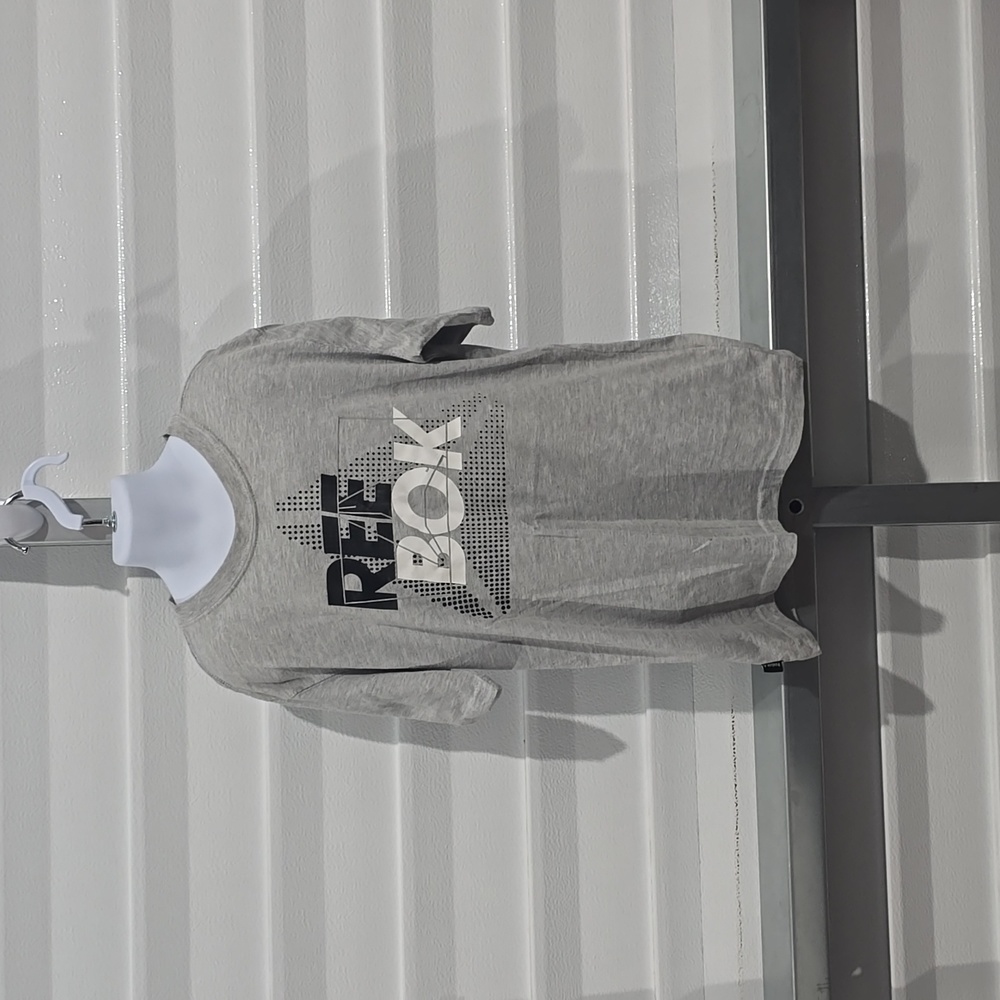 Reebok‎ T-shirt  Size Medium (8)